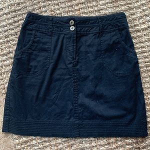 Cute black skirt, perfect for fall! Size 4, made of cotton & spandex!